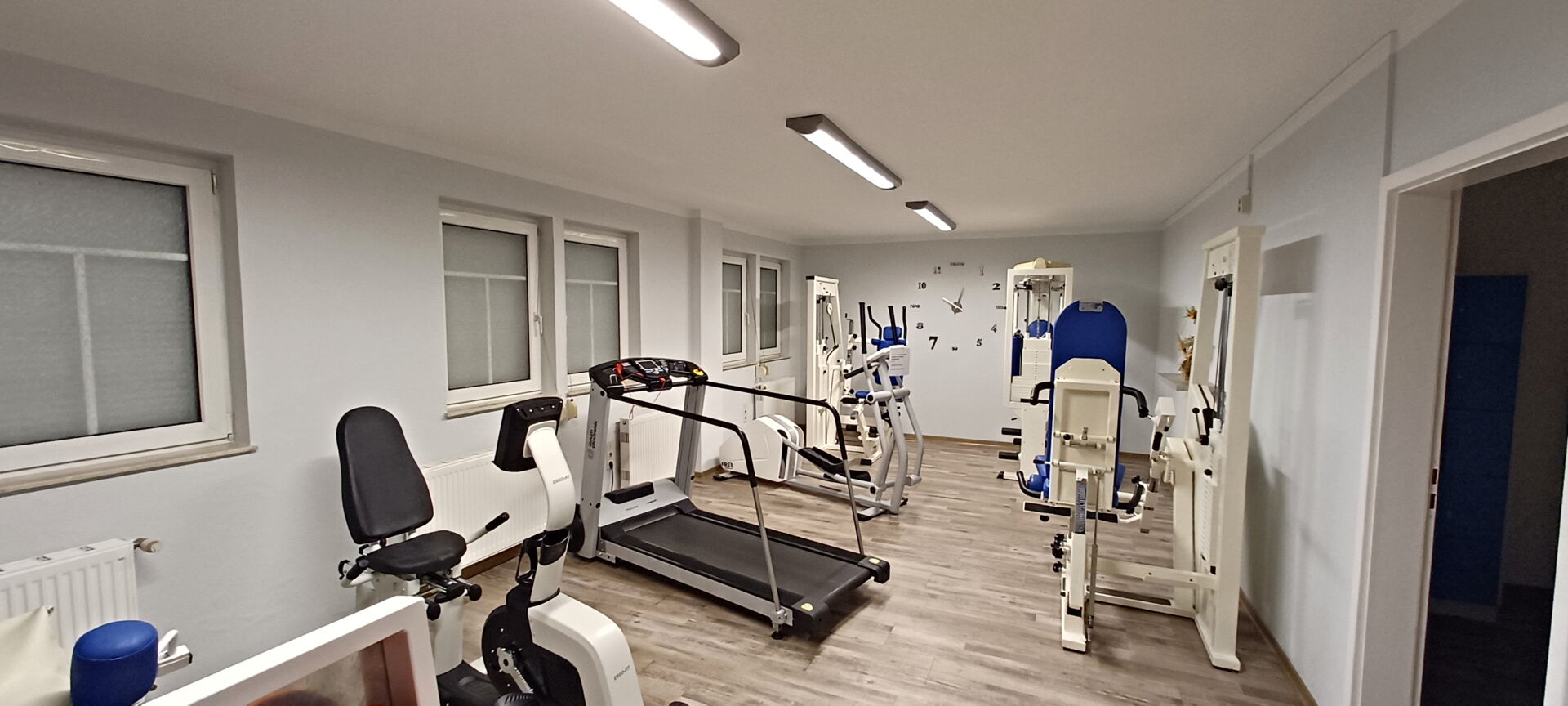 Physio Häckel in Neukirch - Trainingsraum & Trainingsgeräten u.a. Laufband, Hometrainer & mehr.