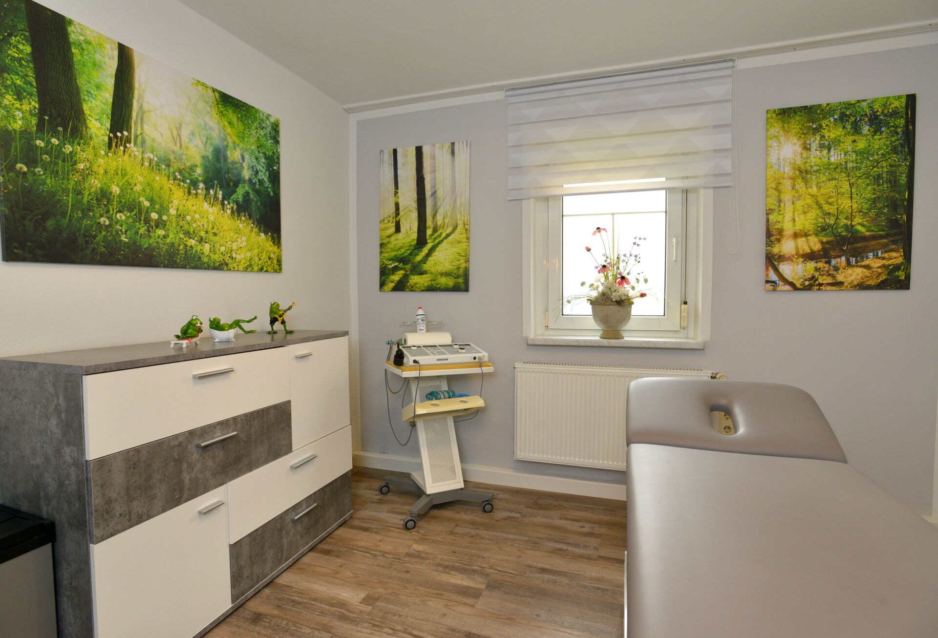 Empfangsbereich der Physiotherapiepraxis mit Anmeldung