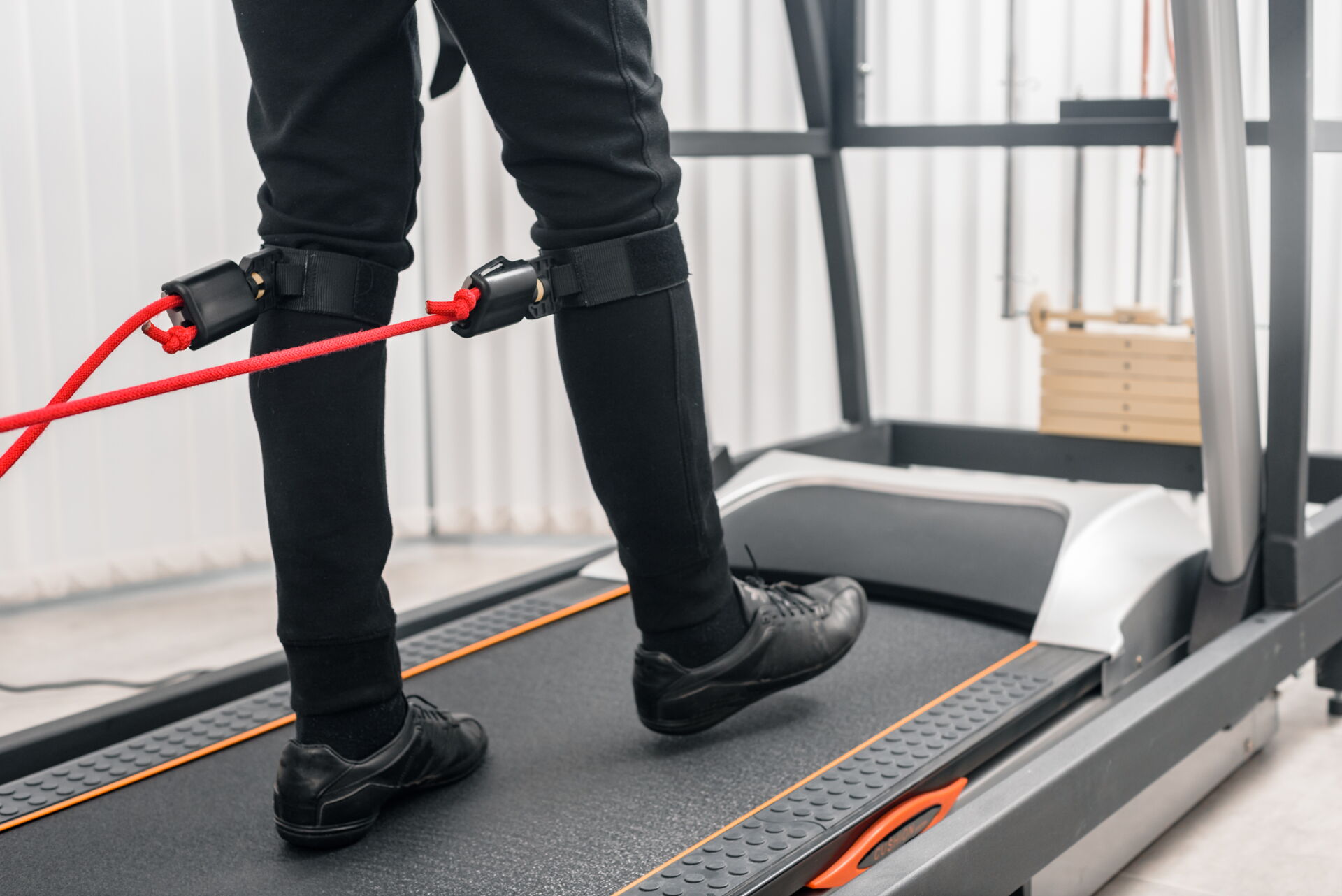 Bewegung auf Laufband mit Unterstützung / Training für Knie