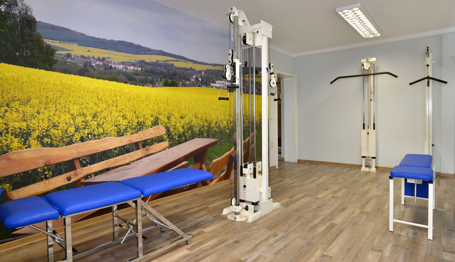 Detailansicht eines Behandlungsraums mit Therapieliege