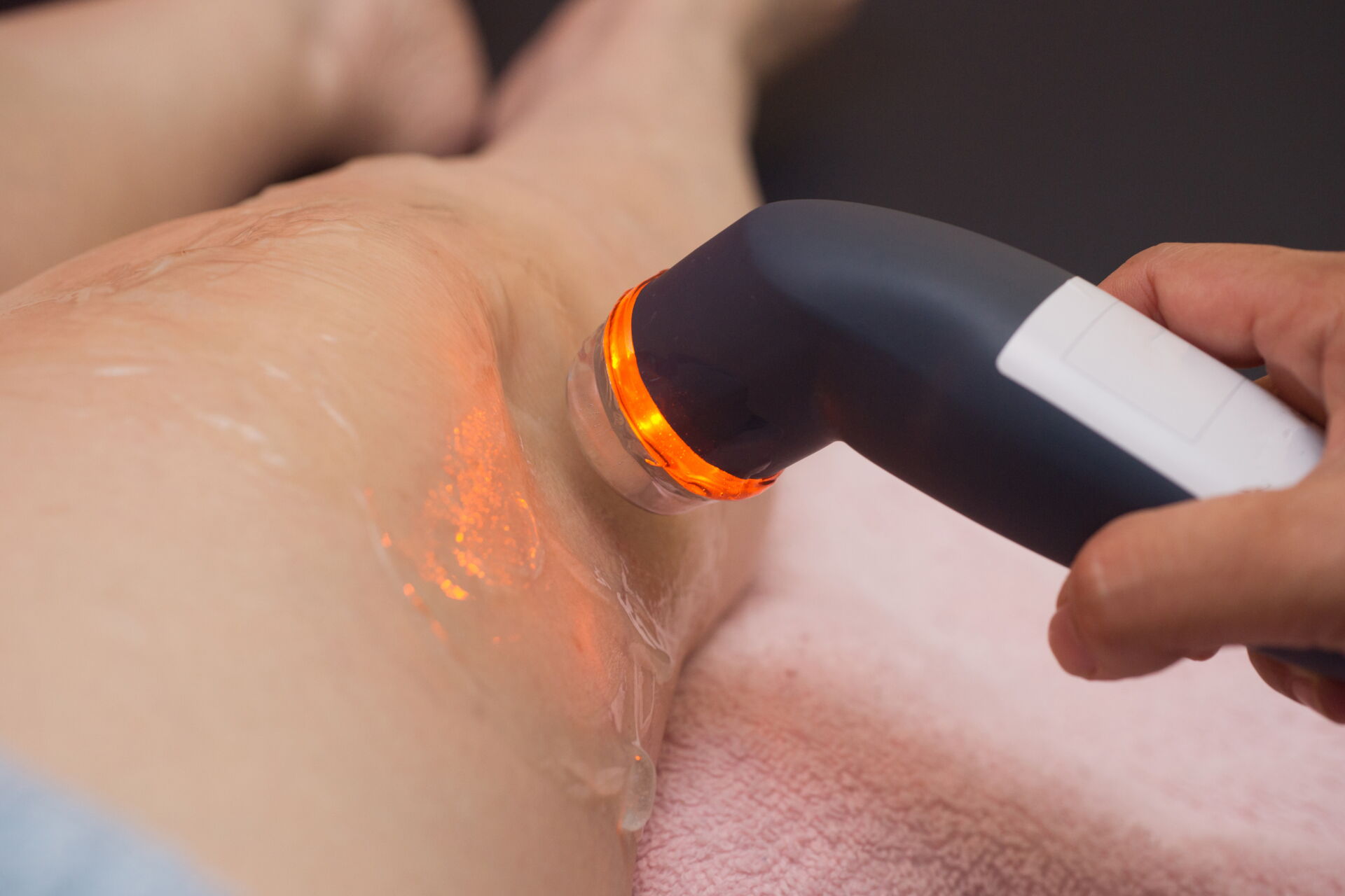 hochfrequente Schallwellentherapie nach Sportunfällen, chon. Muskel,-Sehnenschmerzen, unterstützt die Knochenzellregeneration