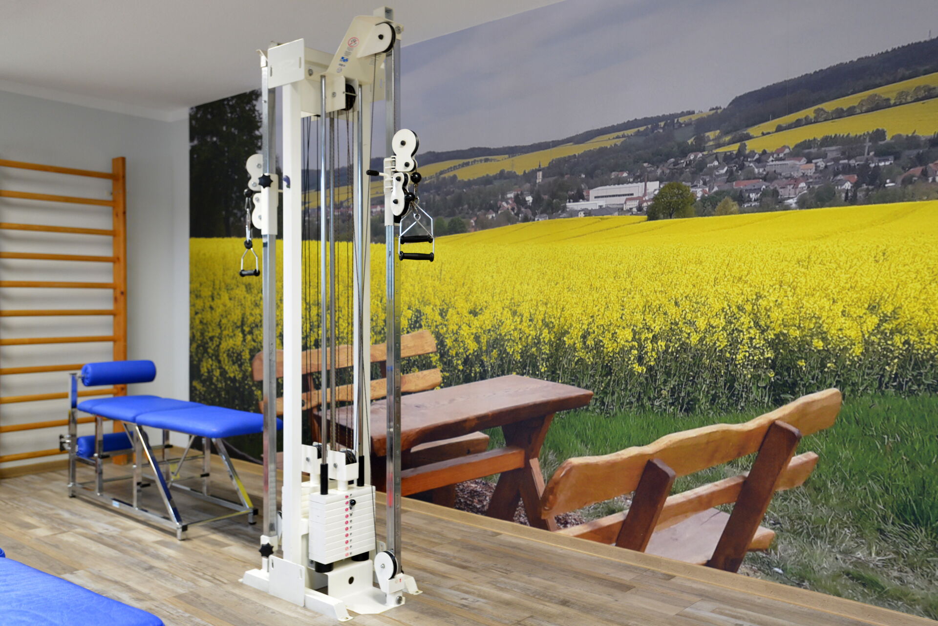 Wartebereich mit Sitzmöglichkeiten in der Praxis