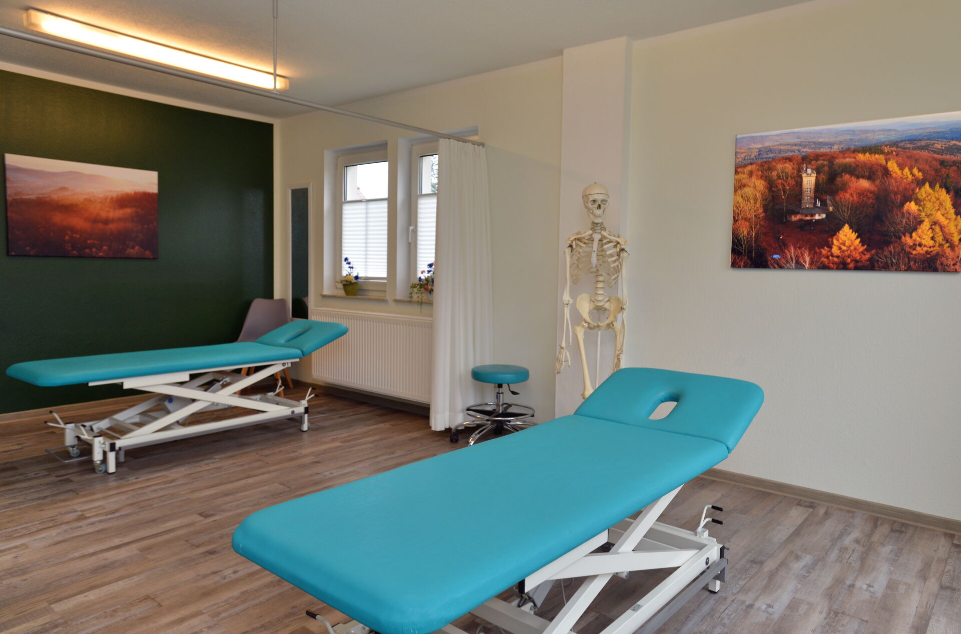 Behandlungsraum mit Therapieliege in der Physiotherapiepraxis