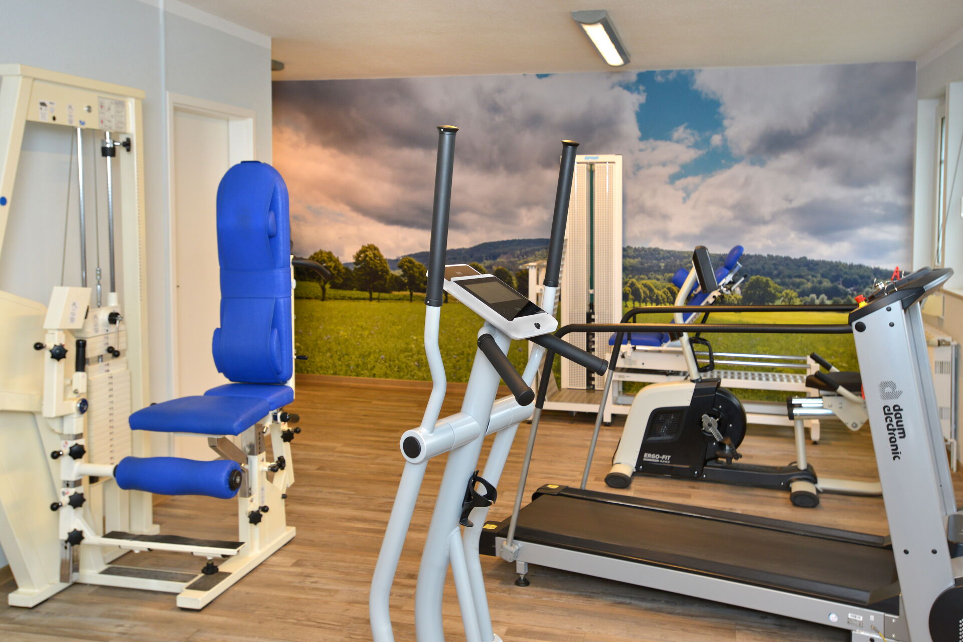 Moderner Therapieraum mit medizinischer Ausstattung