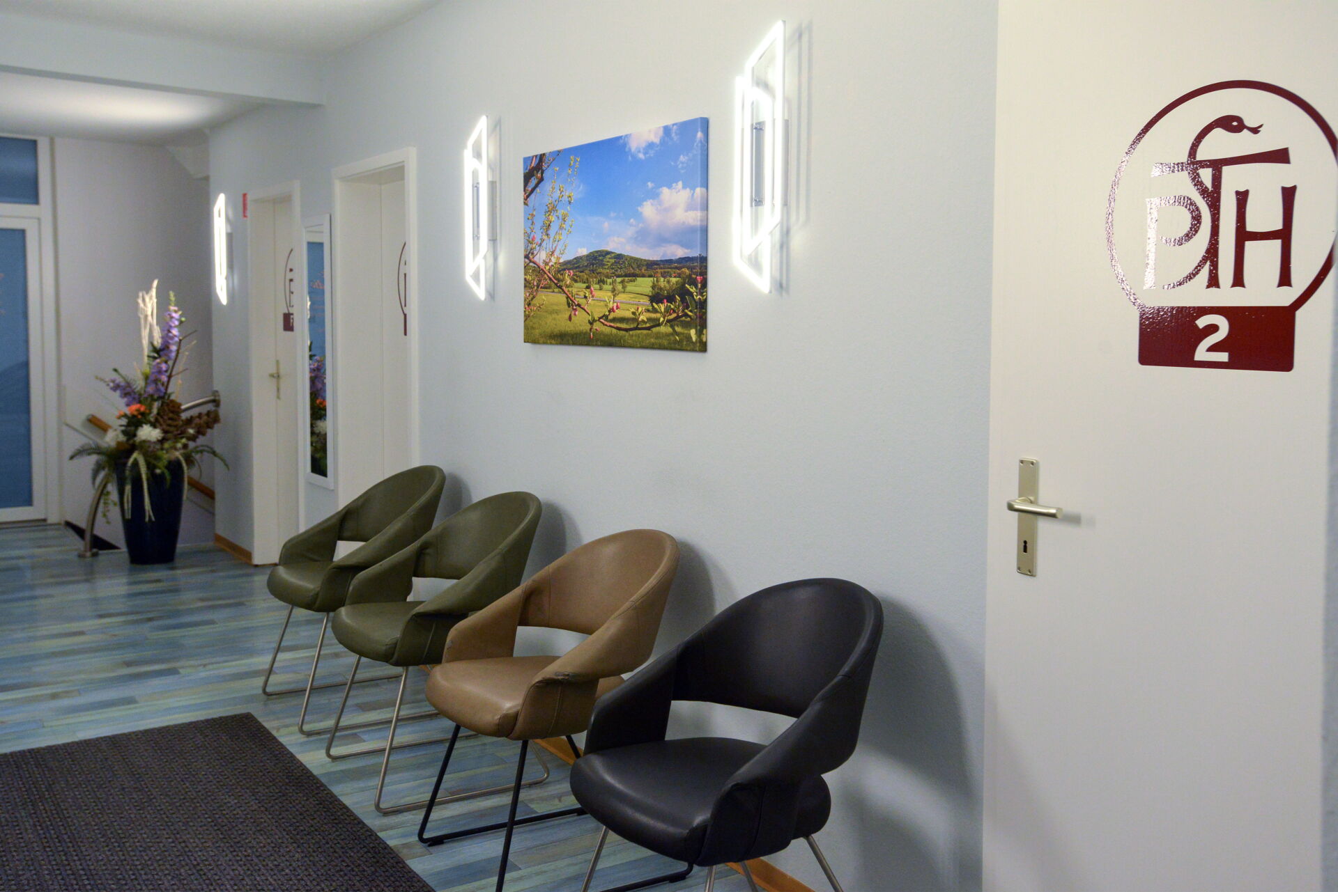 Trainingsbereich mit Geräten für Krankengymnastik in der Praxis